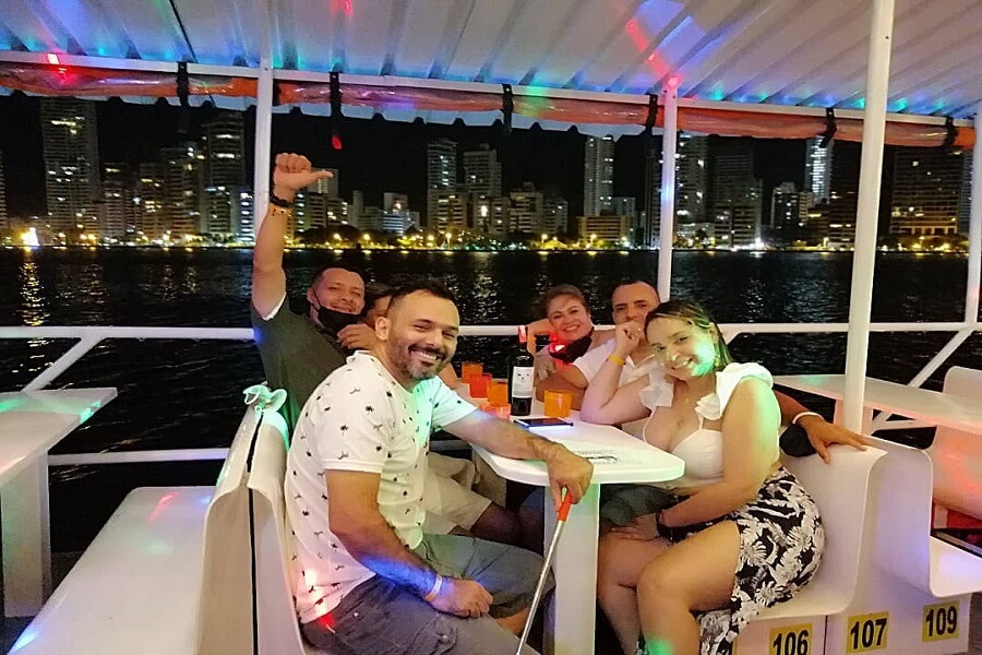 cena con show por la bahia de cartagena